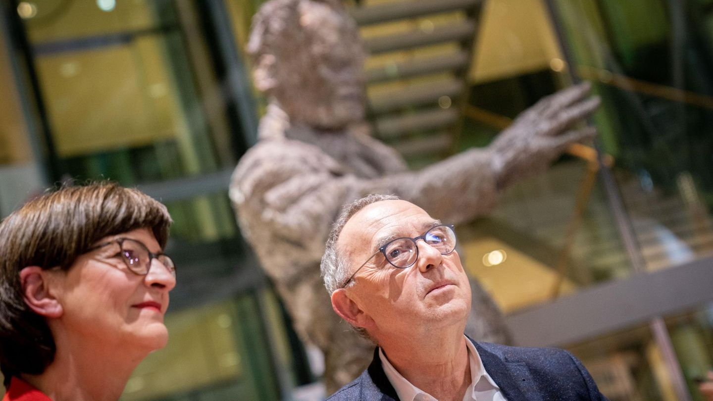 Saskia Esken und Norbert Walter-Borjans vor Skulptur von Wlly Brandt