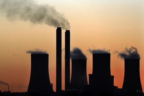 Südafrika, Vereeniging: Rauchschwaden und Wasserdampf steigen über dem Kohlekraftwerk Lethabo auf