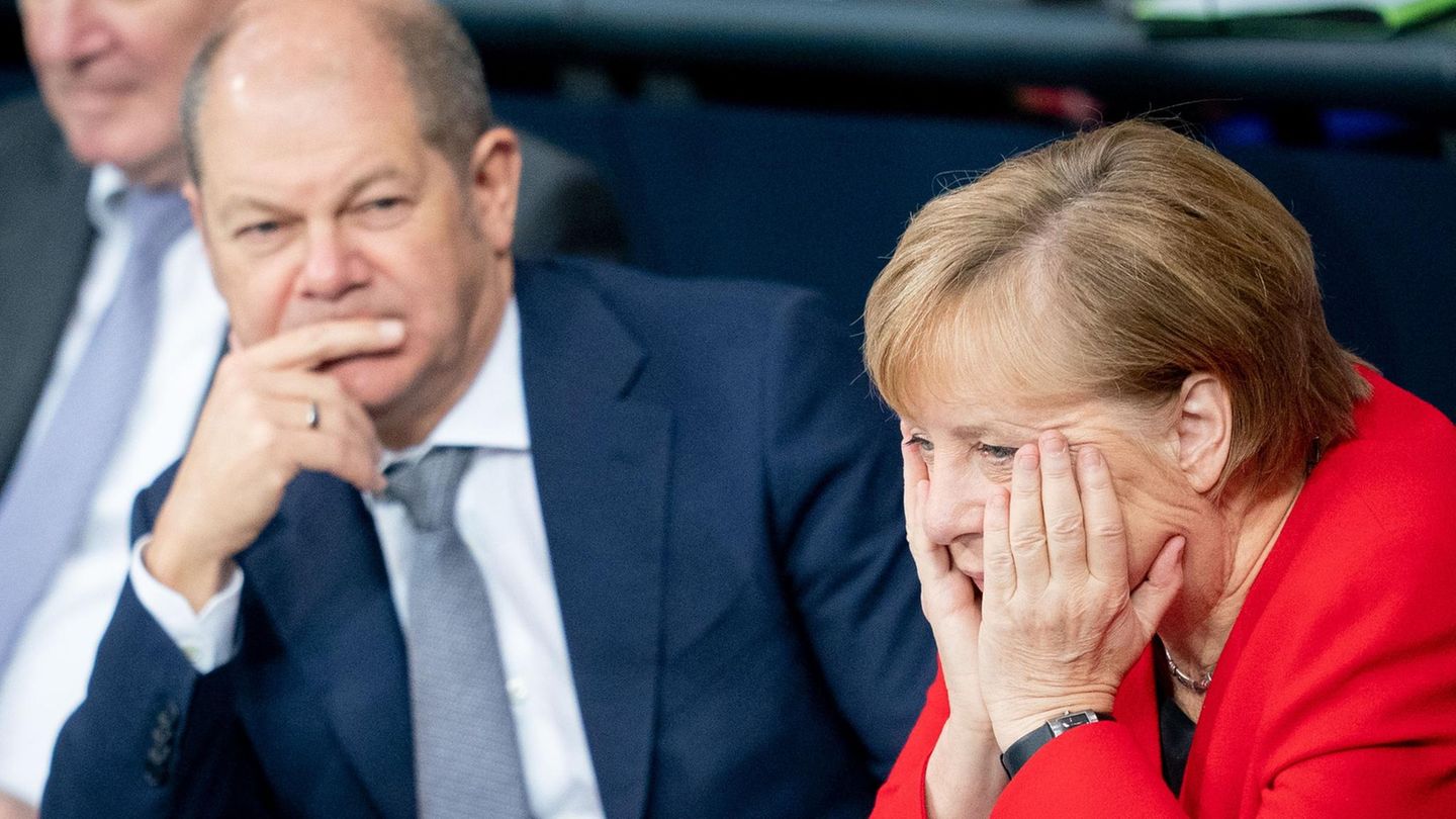 Besorgt: Olaf Scholz und Angela Merkel im Bundestag