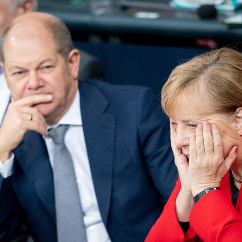 Besorgt: Olaf Scholz und Angela Merkel im Bundestag