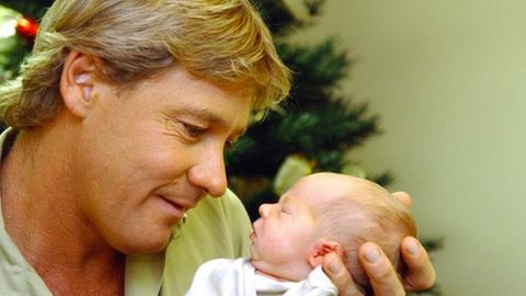 Steve Irwin mit Baby im Arm