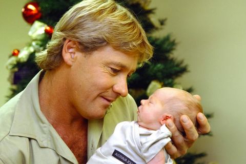 Steve Irwin mit Baby im Arm