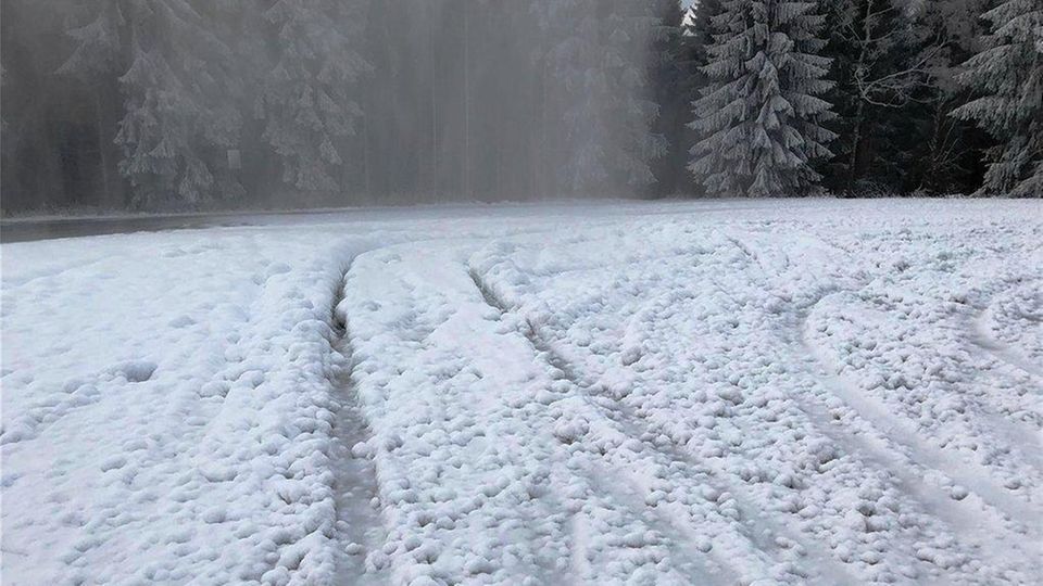 Nachrichten aus Deutschland: Autofahrer zerstört Kunstschnee-Depot für Skisprung-Weltcup Nachrichten aus Deutschland: Reifenspuren im Kunstschnee