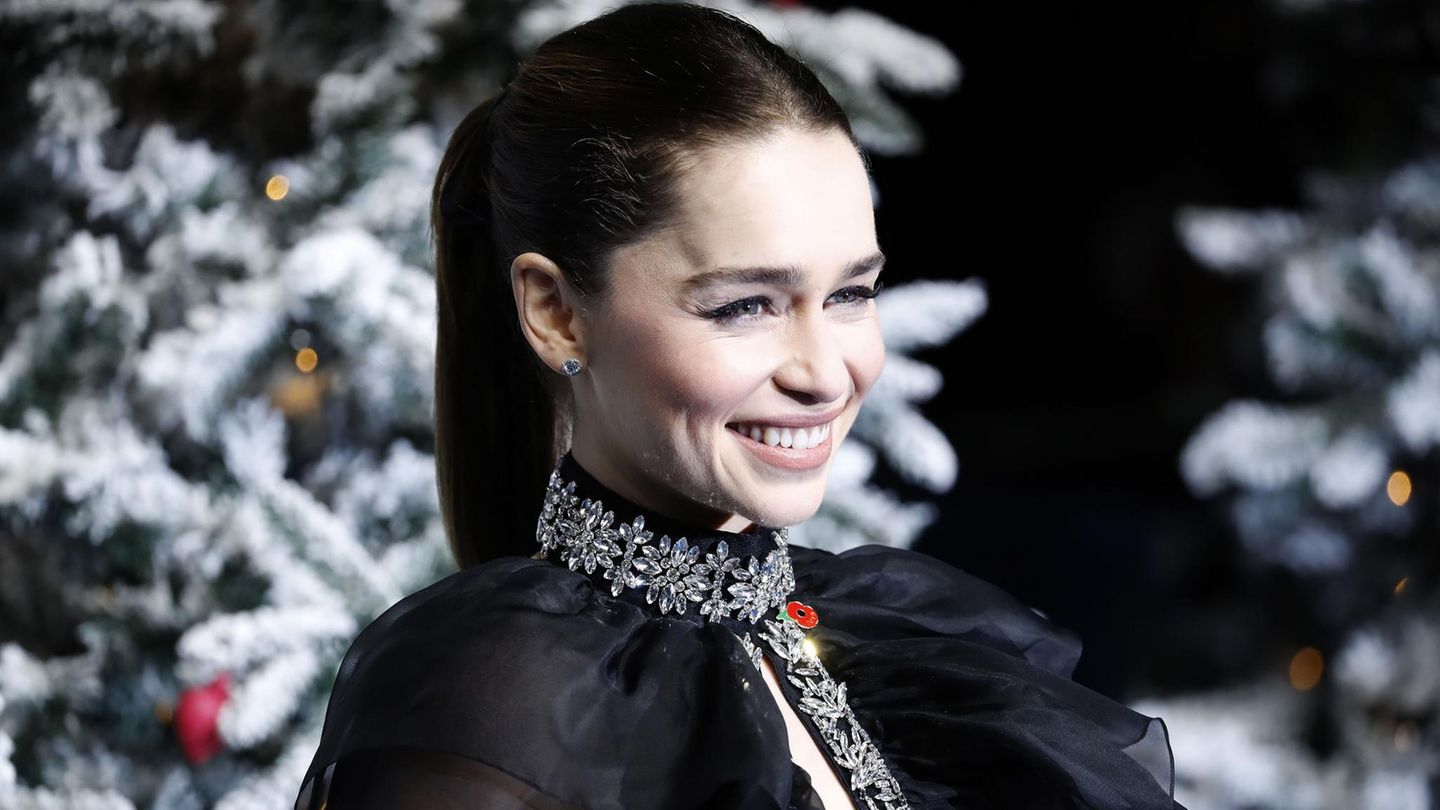 Emilia Clarke in schwarzem Tüllkleid mit Schneeflocken-Schmuck
