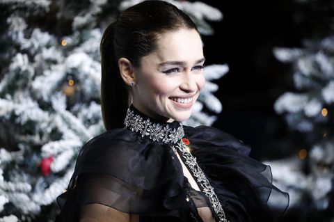 Emilia Clarke in schwarzem Tüllkleid mit Schneeflocken-Schmuck