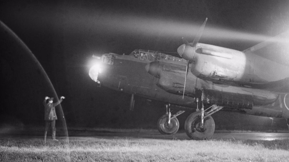 Ein Avro Lancaster startet in England.