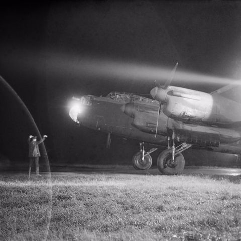 Eine Avro Lancaster beim Start in England.