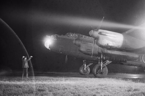 Eine Avro Lancaster beim Start in England.