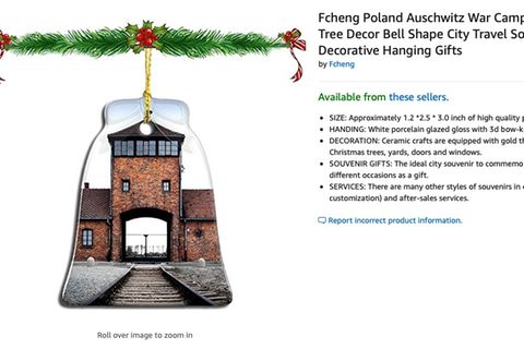 Ein Weihnachtsbaum-Schmuckstück zeigt das Tor des Konzentrationslager Auschwitz 
