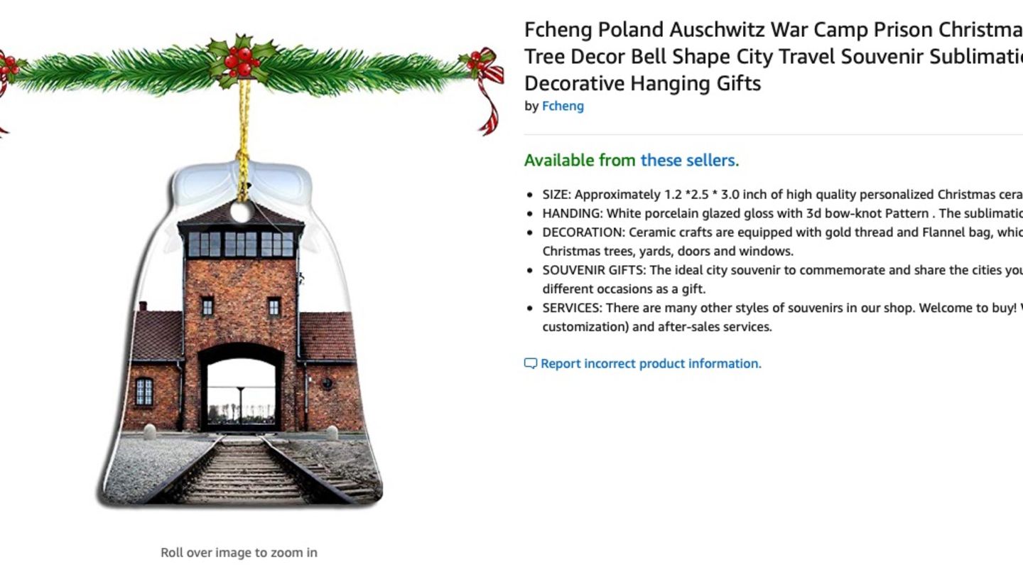 Ein Weihnachtsbaum-Schmuckstück zeigt das Tor des Konzentrationslager Auschwitz 