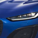 Die schmalen Scheinwerfer blitzen