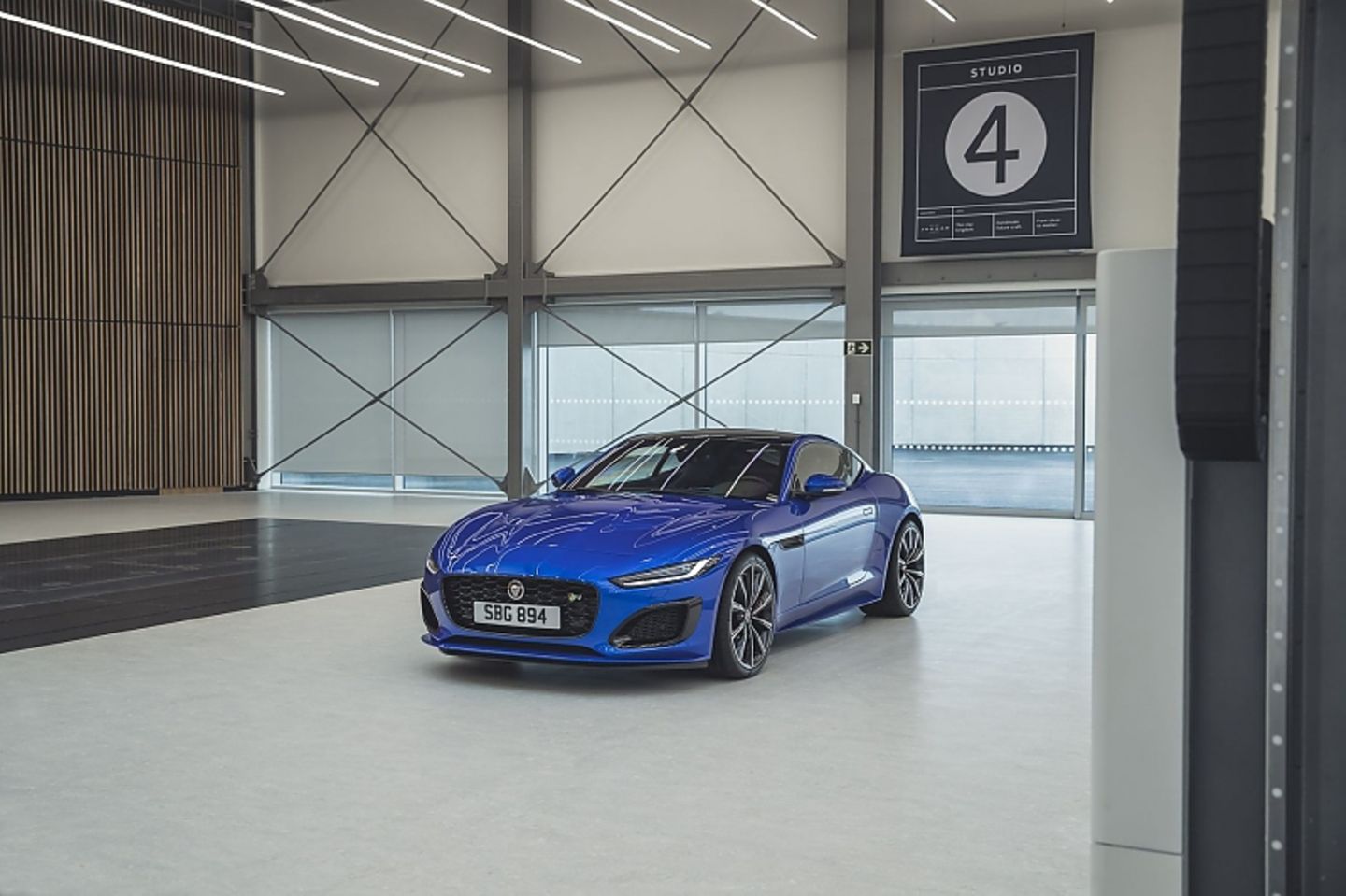 Der Jaguar F Type MY 2021 steht stämmig da