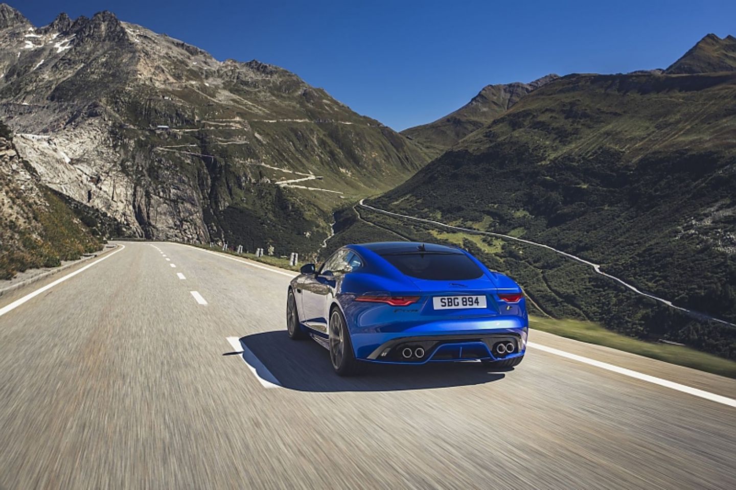 Der Jaguar F Type R ist bis zu 300 km/h schnell