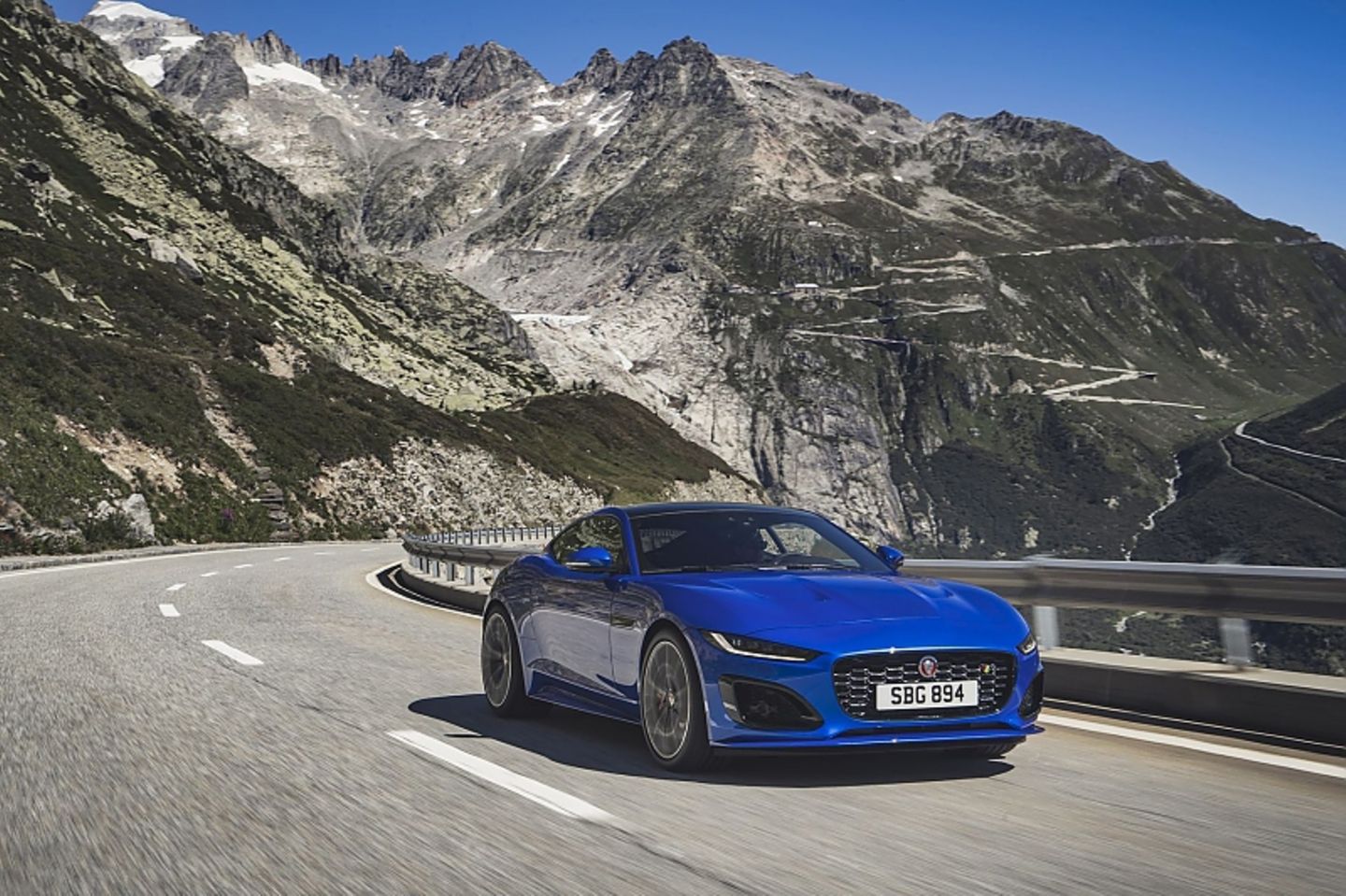 Beim F-Type R ist das Fahrwerk an einigen Stellen verbessert worden