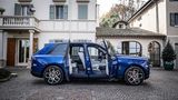 Die Türen des Rolls-Royce Cullinan Black Badge öffnen gegenläufig