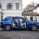 Die Türen des Rolls-Royce Cullinan Black Badge öffnen gegenläufig