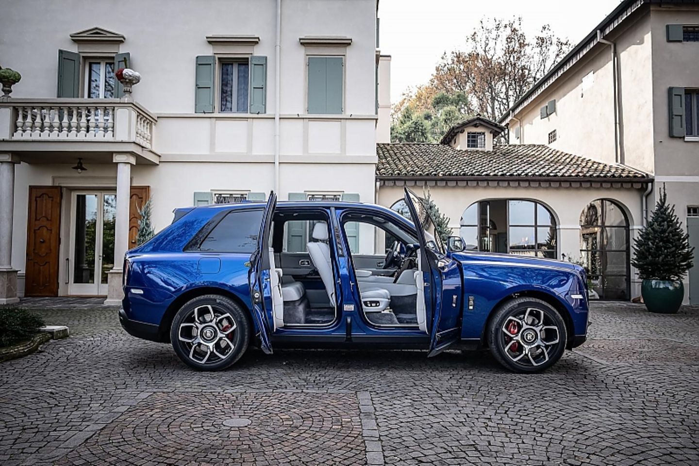 Die Türen des Rolls-Royce Cullinan Black Badge öffnen gegenläufig