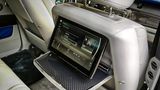 Ausfahrbare Tablets im Rolls-Royce Cullinan Black Badge