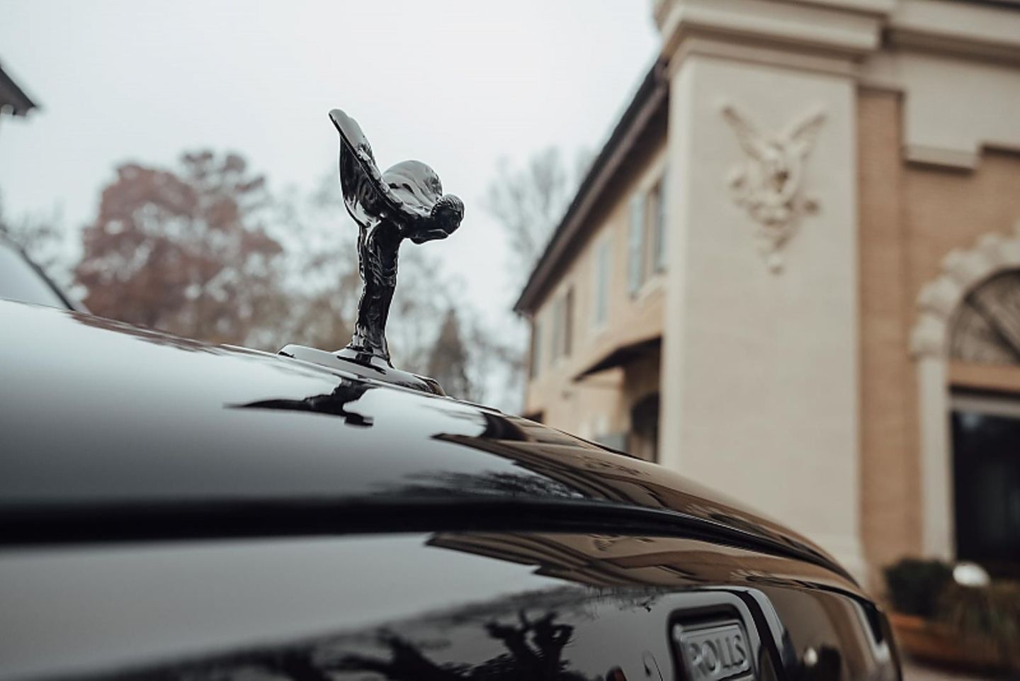 Schwarz-glänzend: Emily an Rolls-Royce Cullinan Black Badge
