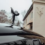 Schwarz-glänzend: Emily an Rolls-Royce Cullinan Black Badge