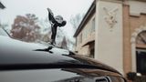 Schwarz-glänzend: Emily an Rolls-Royce Cullinan Black Badge