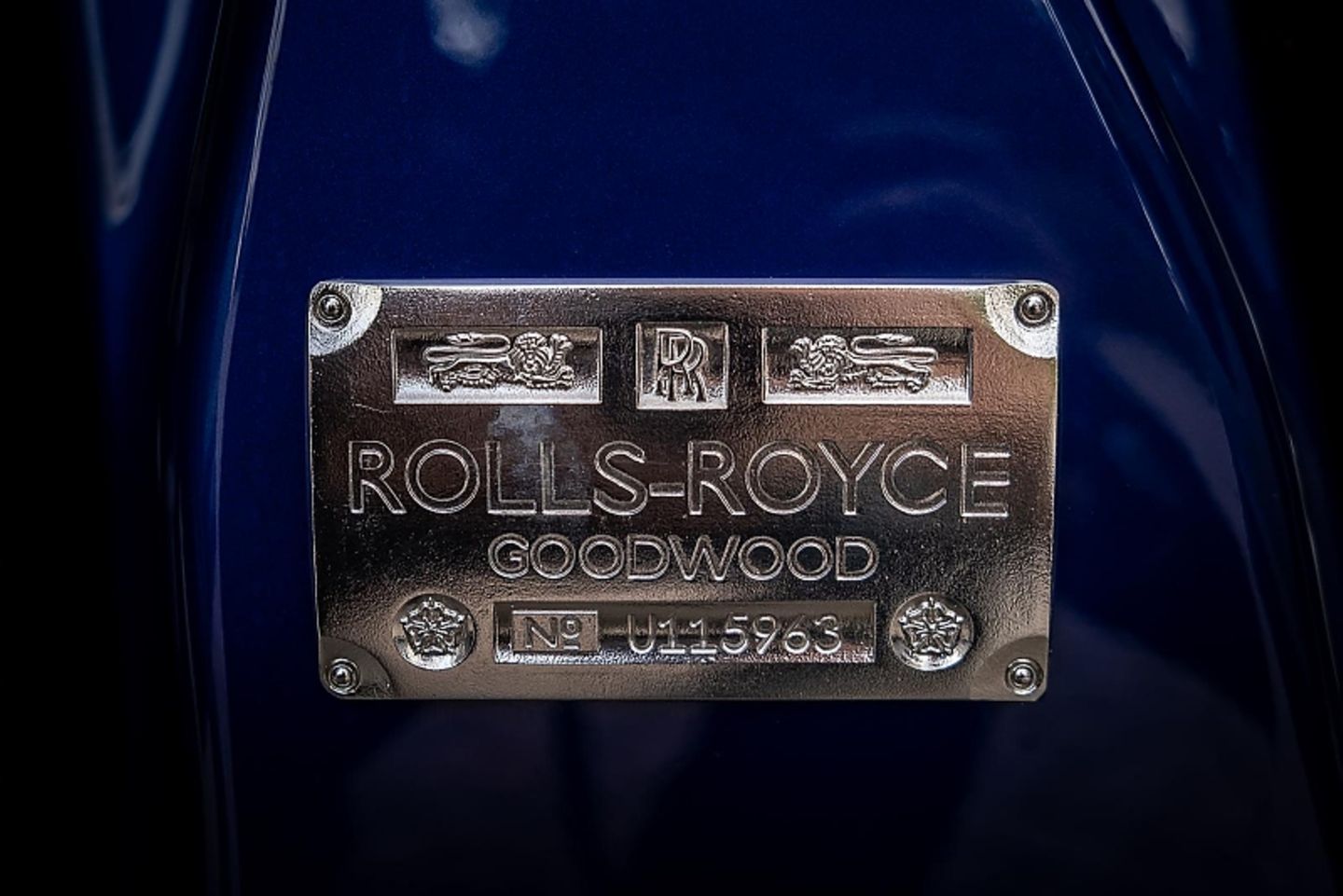 Typenschild im Rolls-Royce Cullinan Black Badge