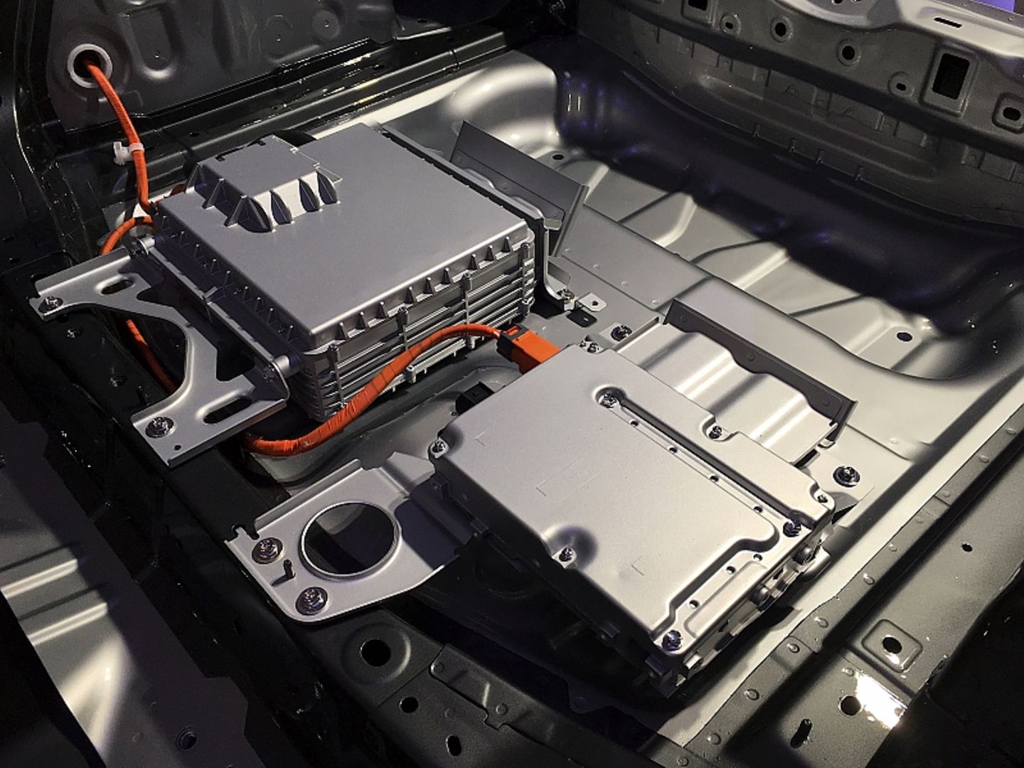 Die Batterieelektronik liegt beim Mazda MX-30 unter dem Laderaum