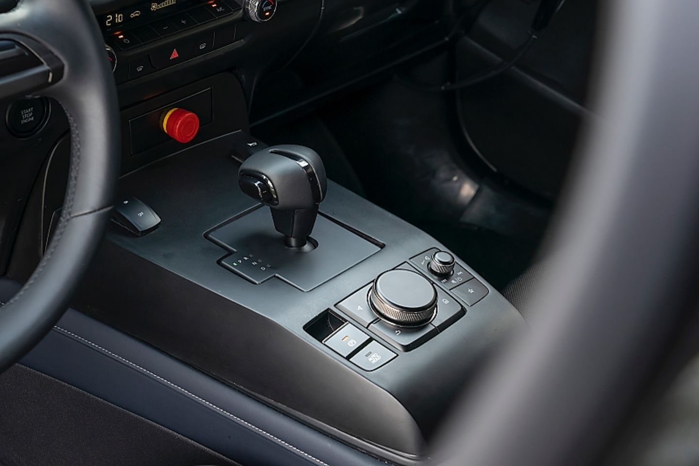Roter Knopf für den Not-Stopp: Der CX-30 dient als Versuchsträger für den Mazda MX-30