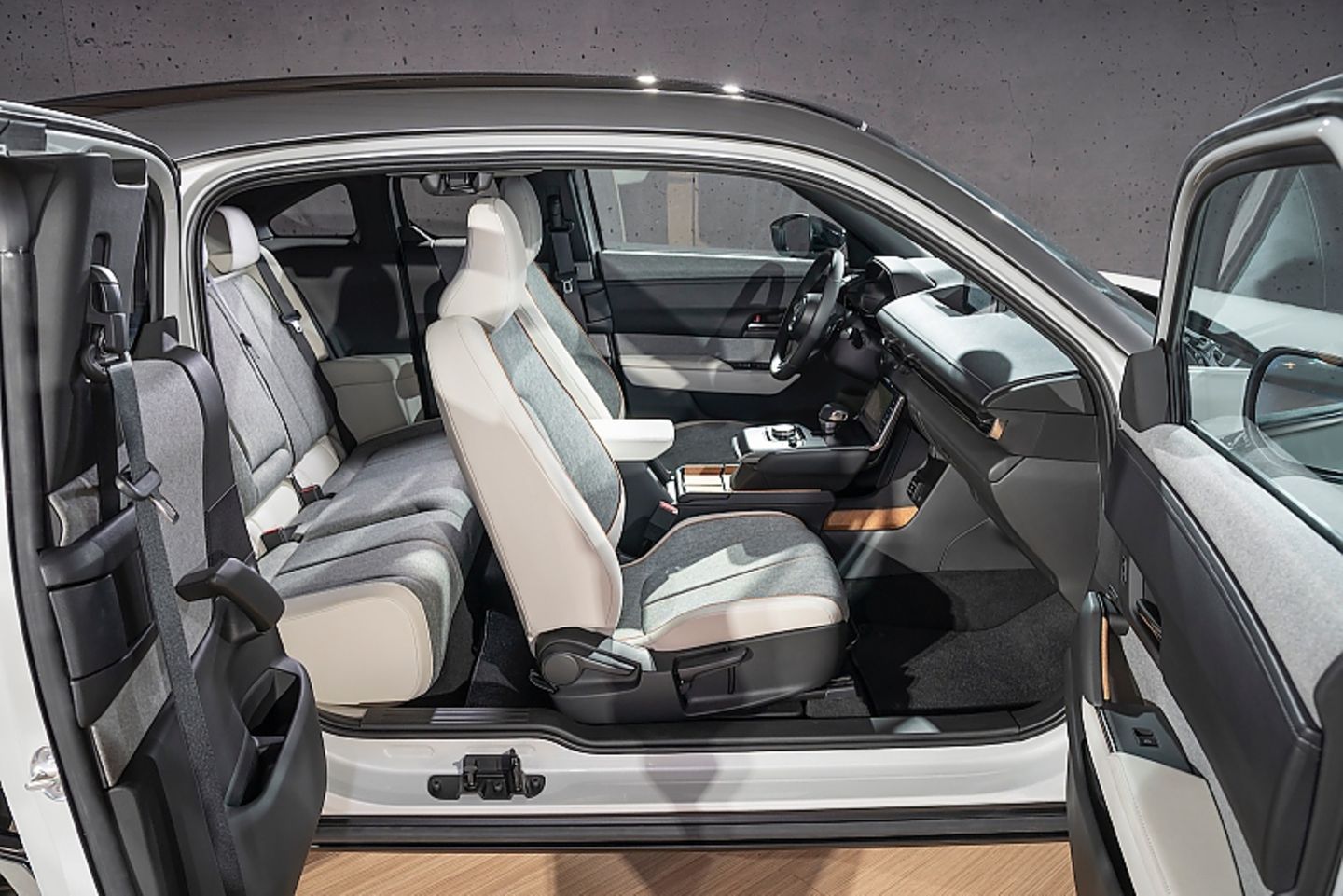Die Türen im Mazda MX-30 öffnen Gegenläufig