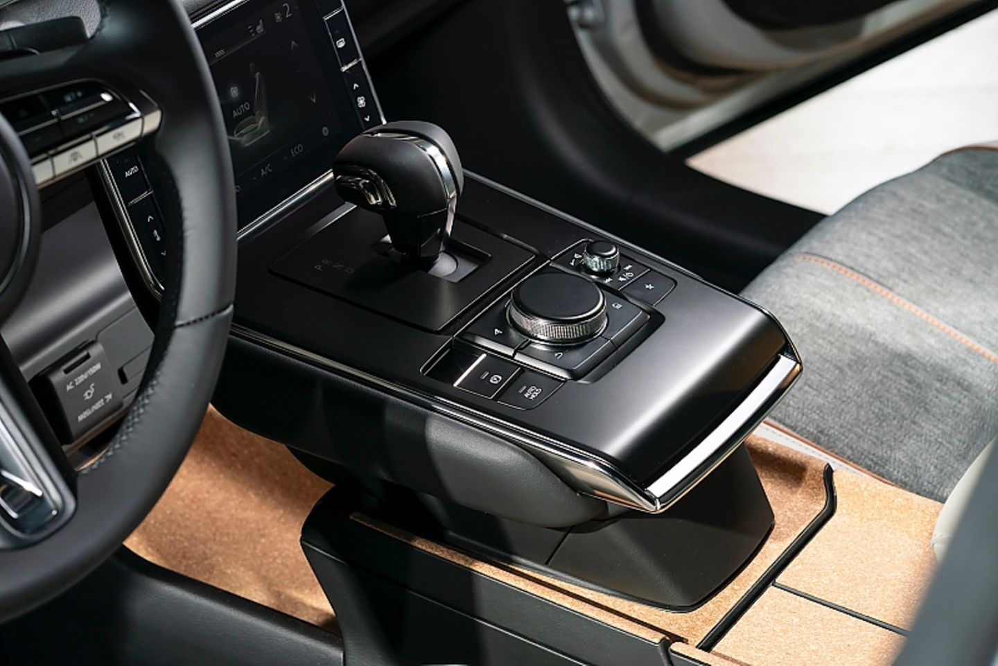 Frei schwebende Mittelkonsole im Mazda MX-30