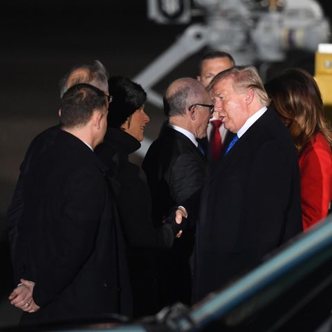 US-Präsident Donald Trump (2.v.r) und First Lady Melania Trump (r.) reisten am Montag nach Großbritannien zum 70-jährigen Bestehen der Nato. Das Foto zeigt ihre Ankunft auf dem Stansted Airport bei London.