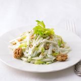 Waldorfsalat  Es war der Schweizer Oscar Tschirky, der den weltberühmten Salat erfunden hat - und zwar bereits Ende des 19. Jahrhunderts. 1893 eröffnete das berühmte New Yorker Hotel Waldorf Astoria - mit Tschirky als Restaurant- und Küchenchef. Der damals 27-Jährige servierte erstmals seine Eigenkreation "Waldorf salad", ein Rohkostsalat aus Weintrauben, Äpfeln, Walnüssen und Stangensellerie, serviert auf grünem Salat. Der "Waldorfsalat" machte das Hotel noch berühmter und wurde seit jeher von Staatschefs, Königen und Filmstars verschlungen.