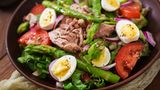 Salat Niçoise  Wie kann man sich einen Salat von der südfranzösischen Küste vorstellen? Mit Thunfisch, Eiern, grünen Bohnen und Sardinen - voilà, der Nizzasalat ist serviert. Das erste Rezept stammt vom Küchenchef Auguste Escoffier aus dem Jahr 1903, der gab damals auch noch Kapern dazu. Immer wieder findet man den Salat auch mit Artischocken.