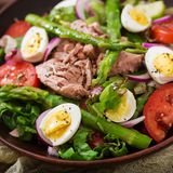 Salat Niçoise  Wie kann man sich einen Salat von der südfranzösischen Küste vorstellen? Mit Thunfisch, Eiern, grünen Bohnen und Sardinen - voilà, der Nizzasalat ist serviert. Das erste Rezept stammt vom Küchenchef Auguste Escoffier aus dem Jahr 1903, der gab damals auch noch Kapern dazu. Immer wieder findet man den Salat auch mit Artischocken.