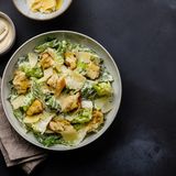 Caesar Salad  Er zählt zu den beliebtesten Salaten der Vereinigten Staaten, doch erfunden wurde er in der Grenzstadt Tijuana in Mexiko. Der italienische Immigrant Cesare Cardini mischte 1924 frische rohe Eier ins Dressing, obwohl es noch keine Kühlkette gab. Damals eine  absolute Neuheit. Im Laufe der Zeit wurde der Salat mehrfach verändert, heute ist er sehr beliebt mit Romana-Salatherzen, Parmesanspäne und Brot-Croutons. Das Dressing besteht meist aus Eiern, Zitronensaft, Senf, geriebenem Parmesan, Knoblauch und Olivenöl.