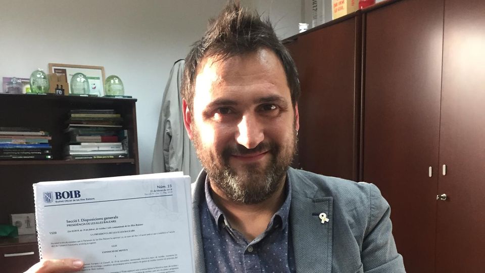 Plastikfreier Urlaub: Sebastian Sanso, Direktor für Abfallwirtschaft im balearischen Umweltministerium, hält ein Dokument mit dem neuen Gesetz hoch. Sebastian Sanso, Direktor für Abfallwirtschaft im balearischen Umweltministerium, hält ein Dokument mit dem neuen Gesetz hoch.