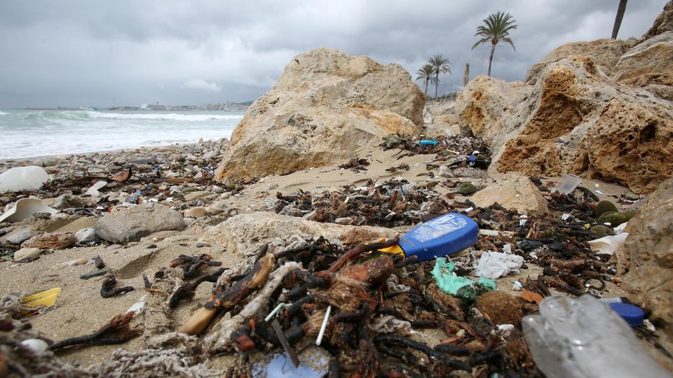 Müll am Strand in Mallorca