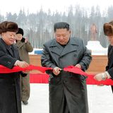 ... und schnitt am Dienstag das rote Band durch. Die dabei entstandenen Propagandafotos wurden von der staatlichen Korean Central News Agency (KCNA) vertrieben.