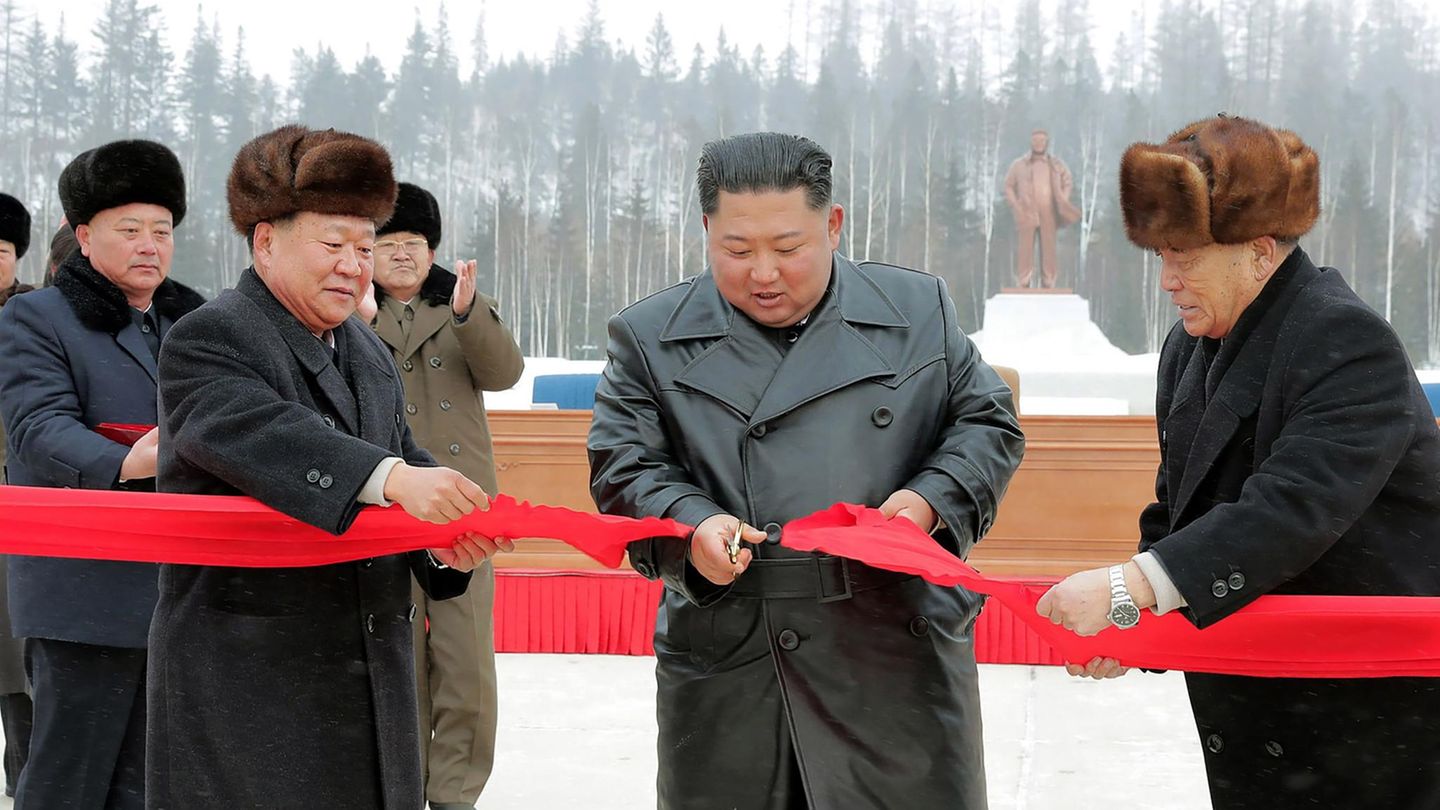... und schnitt am Dienstag das rote Band durch. Die dabei entstandenen Propagandafotos wurden von der staatlichen Korean Central News Agency (KCNA) vertrieben.