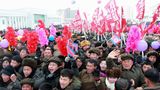 Trotz der Kälte wurden Hunderte von nordkoreanischen Bürgern mit Winkelementen zur Eröffnungszeremonie mobilisiert.