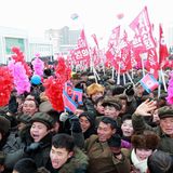 Trotz der Kälte wurden Hunderte von nordkoreanischen Bürgern mit Winkelementen zur Eröffnungszeremonie mobilisiert.