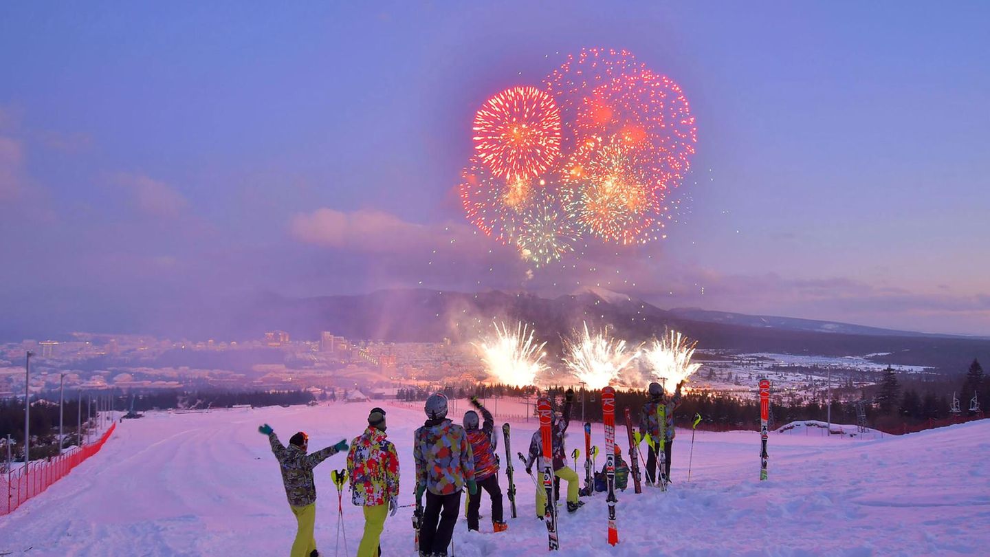 Feuerwerk aus der Ferne: Im Norden an der Grenze zwischen China und Nordkorea gibt es in der Nähe des Berges Paektusan eine neue sozialistische Siedlung.