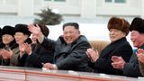 Im schwarzen Trenchcoat winkt Kim Jong Un in die Kamera - und lächelt die Hungersnot im Land weg.