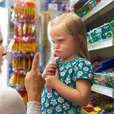 Kinder müssen den Unterschied zwischen Brauchen und Wollen lernen. "Sie gehen in ein Geschäft, die Kleinen wollen irgendetwas, Sie sagen nein und dann werden die Kinder bockig", sagt Henske zu "CNBC". Gerade bei teuren Wünschen ist das ein Problem. Der Experte ließ seine eigenen Kinder im Alter von fünf bis sechs Jahren Listen anlegen mit Wünschen. Oftmals waren die Wünsche nach zwei Tagen vom Tisch.