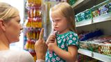 Kinder müssen den Unterschied zwischen Brauchen und Wollen lernen. "Sie gehen in ein Geschäft, die Kleinen wollen irgendetwas, Sie sagen nein und dann werden die Kinder bockig", sagt Henske zu "CNBC". Gerade bei teuren Wünschen ist das ein Problem. Der Experte ließ seine eigenen Kinder im Alter von fünf bis sechs Jahren Listen anlegen mit Wünschen. Oftmals waren die Wünsche nach zwei Tagen vom Tisch.