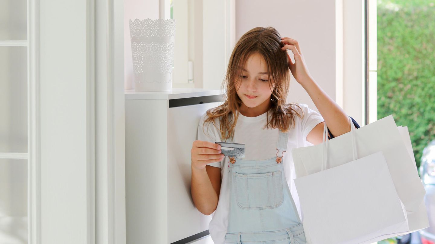 Kinder und Kreditkarten Was sind Kredite, was sind Schulden, was macht eine Kreditkarte? "Es ist wirklich wichtig, sich mit Ihren Kindern zusammenzusetzen, wenn sie noch jung sind oder sogar ein Gespräch mit einem Heranwachsenden zu führen, um ihnen die Gefahren von Kreditkarten beizubringen", so Klontz. Denn auch Erwachsene würden kaum verstehen, dass sie beim Kauf mit der Kreditkarte häufig auf Pump shoppen. Wer diese Ahnungslosigkeit als Eltern weitergibt, könnte den Nachwuchs in ernsthafte, finanzielle Schwierigkeiten stürzten. Auch in Deutschland werden inzwischen aufladbare Kreditkarten für Kinder und Jugendliche angeboten.