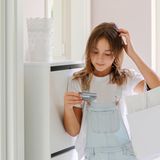 Was sind Kredite, was sind Schulden, was macht eine Kreditkarte? "Es ist wirklich wichtig, sich mit Ihren Kindern zusammenzusetzen, wenn sie noch jung sind oder sogar ein Gespräch mit einem Heranwachsenden zu führen, um ihnen die Gefahren von Kreditkarten beizubringen", so Klontz. Denn auch Erwachsene würden kaum verstehen, dass sie beim Kauf mit der Kreditkarte häufig auf Pump shoppen. Wer diese Ahnungslosigkeit als Eltern weitergibt, könnte den Nachwuchs in ernsthafte, finanzielle Schwierigkeiten stürzten. Auch in Deutschland werden inzwischen aufladbare Kreditkarten für Kinder und Jugendliche angeboten.