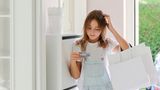 Was sind Kredite, was sind Schulden, was macht eine Kreditkarte? "Es ist wirklich wichtig, sich mit Ihren Kindern zusammenzusetzen, wenn sie noch jung sind oder sogar ein Gespräch mit einem Heranwachsenden zu führen, um ihnen die Gefahren von Kreditkarten beizubringen", so Klontz. Denn auch Erwachsene würden kaum verstehen, dass sie beim Kauf mit der Kreditkarte häufig auf Pump shoppen. Wer diese Ahnungslosigkeit als Eltern weitergibt, könnte den Nachwuchs in ernsthafte, finanzielle Schwierigkeiten stürzten. Auch in Deutschland werden inzwischen aufladbare Kreditkarten für Kinder und Jugendliche angeboten.