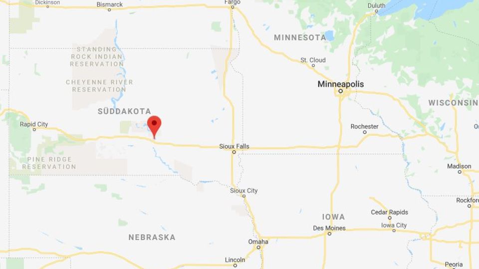 South Dakota: Das einmotorige Passagierflugzeug stürzte bei stürmischem Wetter und etwas Schneefall am Samstag kurz nach dem Start knapp zwei Kilometer vom Flughafen der Stadt Chamberlain in Süddakota ab Das einmotorige Passagierflugzeug stürzte bei stürmischem Wetter und etwas Schneefall am Samstag kurz nach dem Start knapp zwei Kilometer vom Flughafen der Stadt Chamberlain in Süddakota ab
