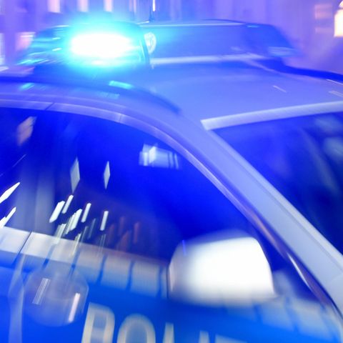 Streifenwagen mit Blaulicht als Symbolfoto für Nachrichten aus Deutschland